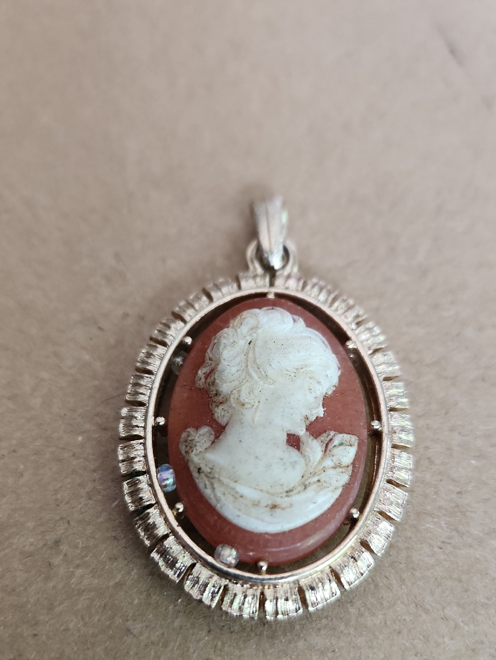 Vintage Cameo Pendant Necklace in White and Gold